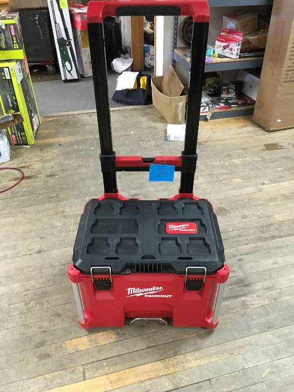 Milwaukee PACKOUT 22 in. Rolling Tool Box not used