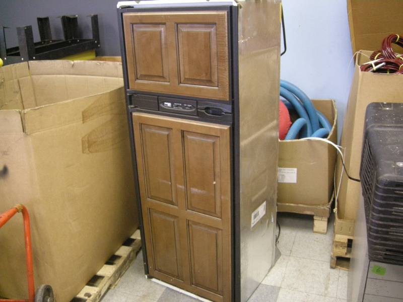 lot 252 image: RV FridgeFreezer Unit
