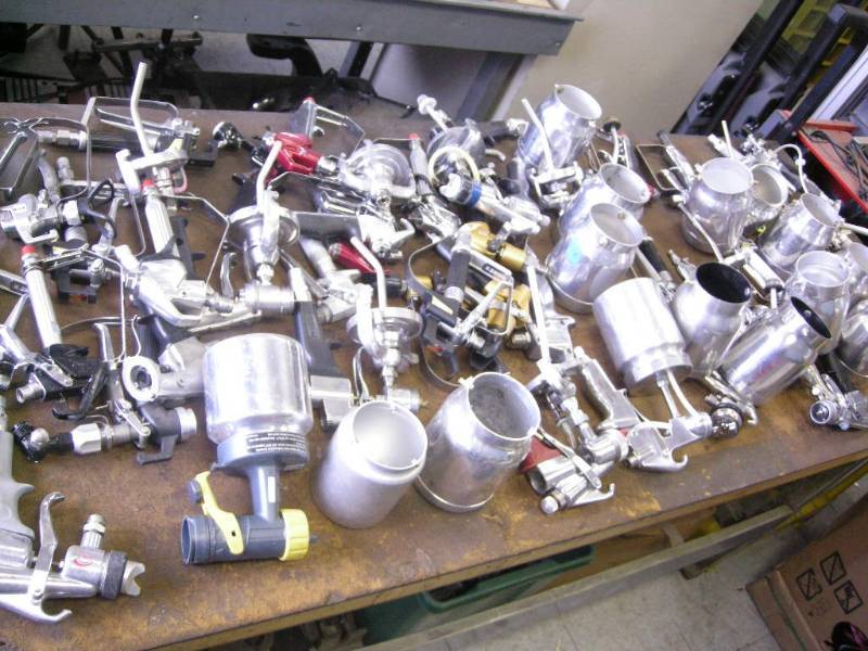 lot 43 image: Group Spray Gun Assortment