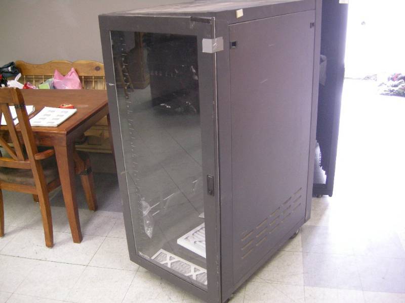 lot 168 image: Rolling Metal Cabinet