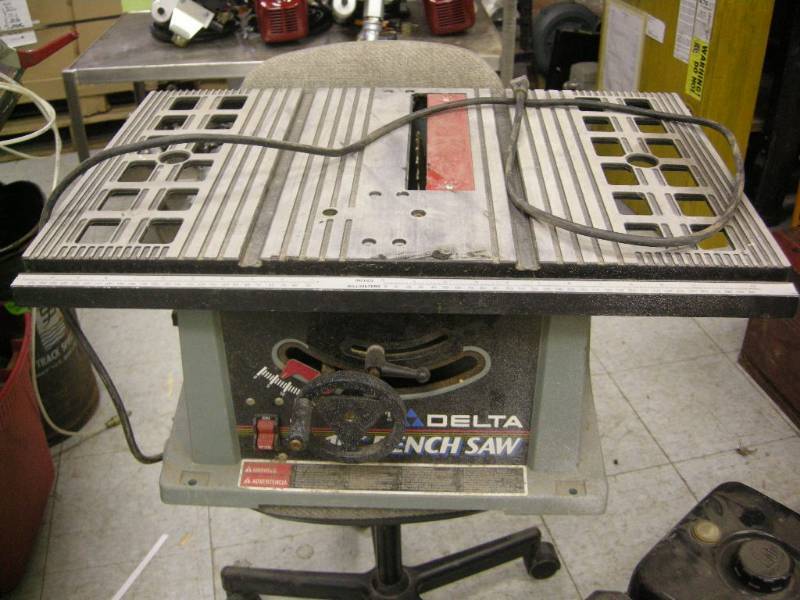 lot 179 image: Delta BenchsawTable Saw