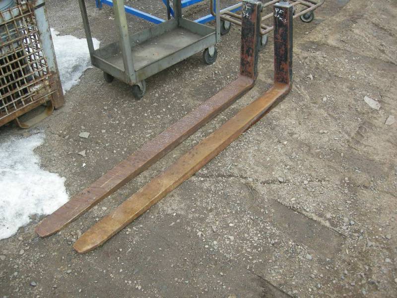 lot 257 image: Forklift Forks