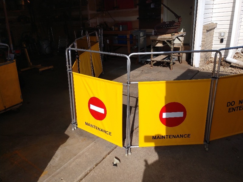 lot 15 image: Eight Panel Safety Barricade