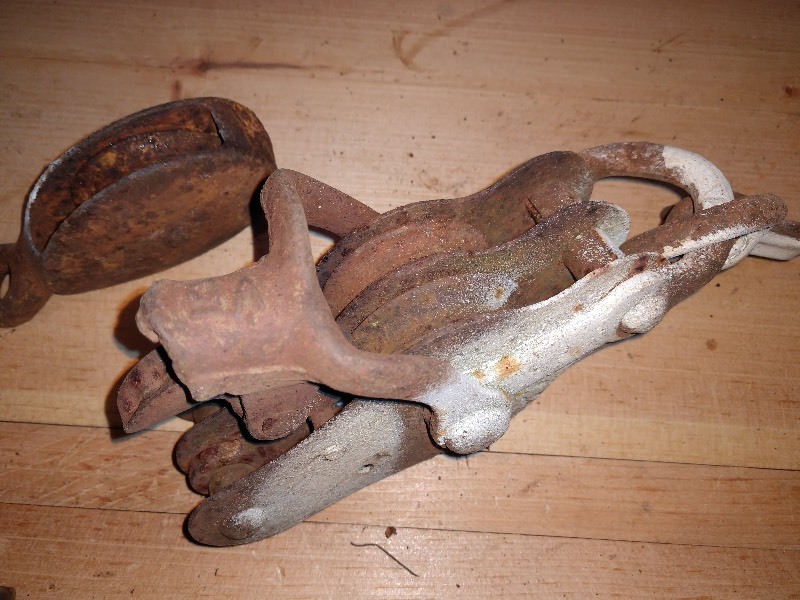 lot 64 image: Primitive Hay Pulley Trolley Barn Hook, Pulley, Chain and Hook