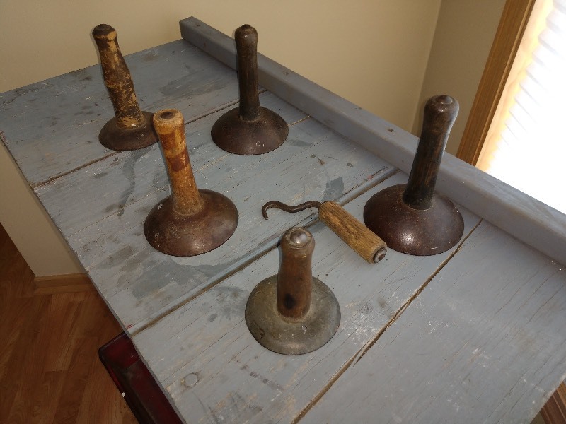 lot 81 image: Hog Scrapers (5) and Primitive Carpet Puller Hook