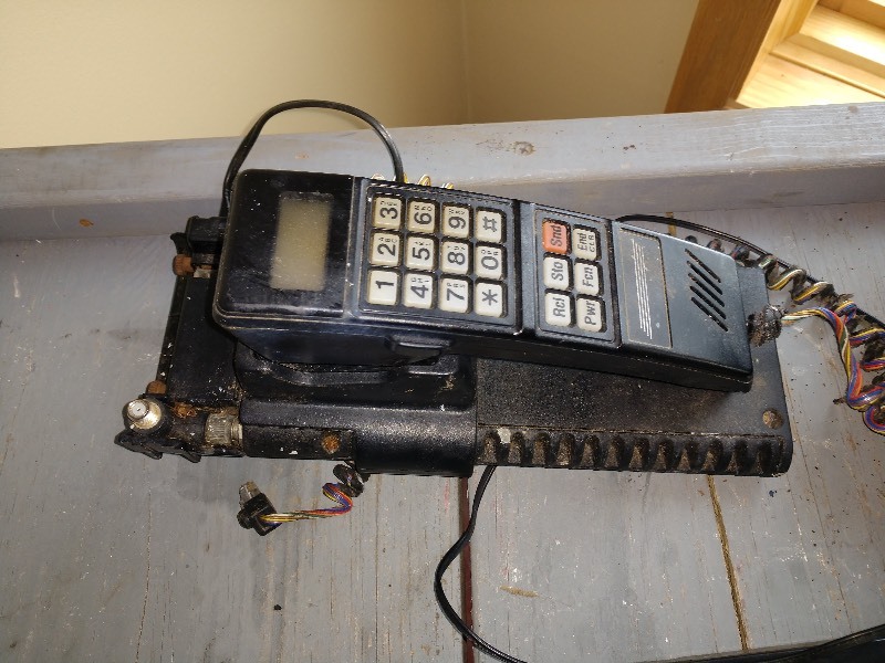 lot 93 image: Vintage Motorola Bag Car Cell Phone SCN 2395A Bag Included