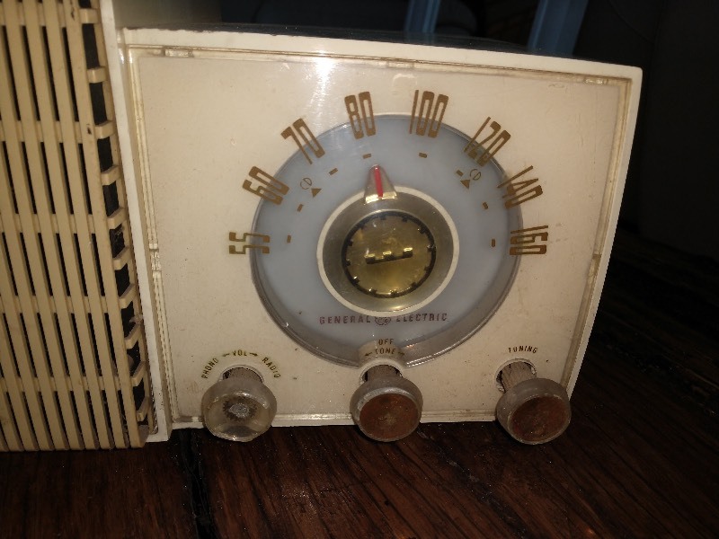 lot 116 image: General Electric Alarm Clock Radio Model 871