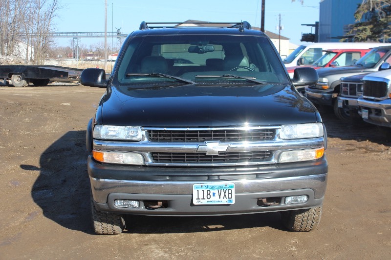 lot 2236 image: 2002 Chevrolet Suburban 1500 Z71 4x4 - 8 Passenger -