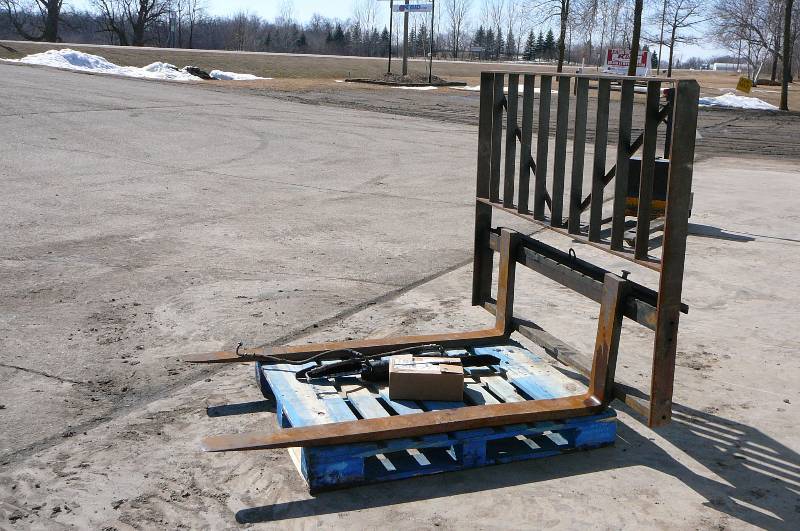lot 3 image: Forks with Side Shift