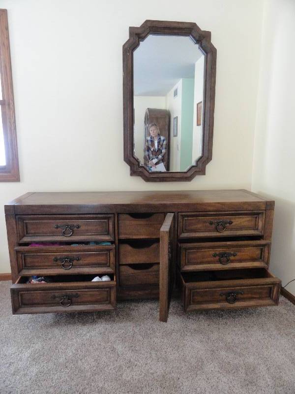 lot 1 image: Oak Wood Dresser and Includes Separate Mirror