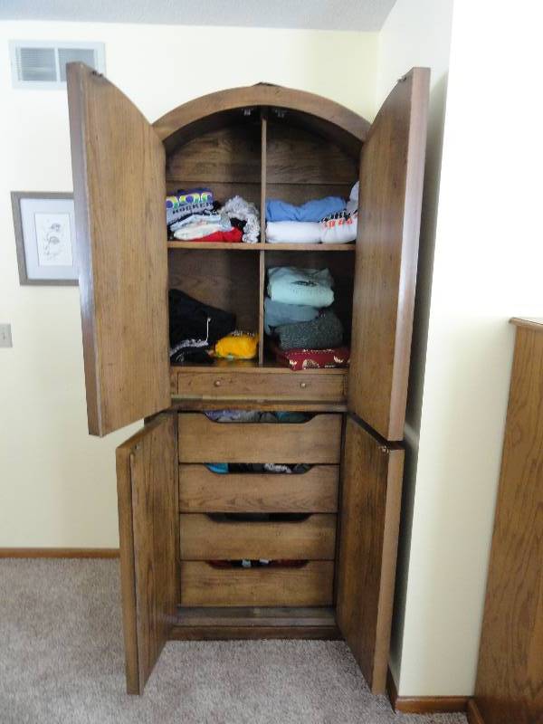 lot 2 image: Armoire