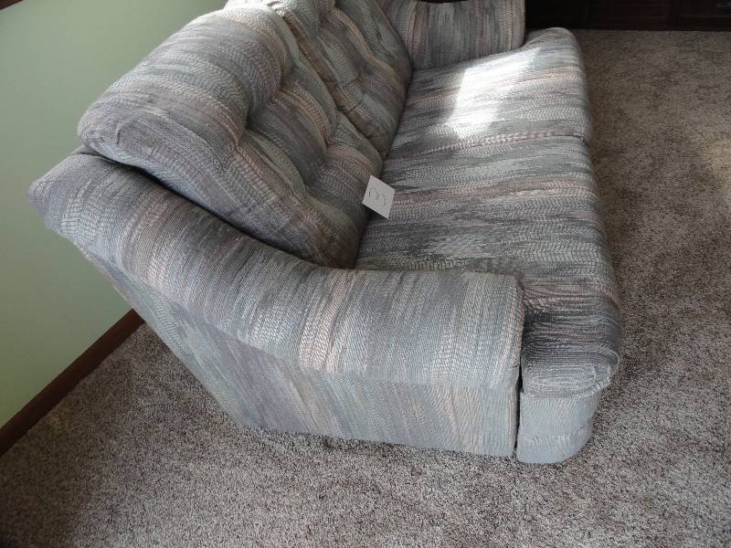 lot 3 image: Loveseat Recliner