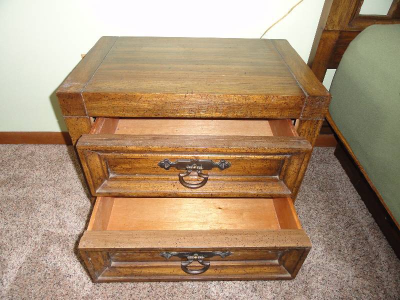 lot 4 image: Oak End Table