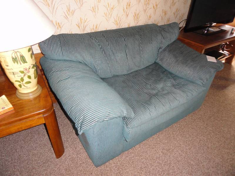 lot 7 image: Oversize Chair