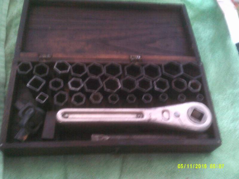 ANTIQUE SOCKET SET