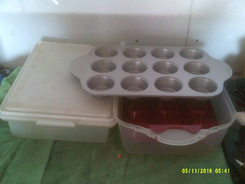 NEW MUFFIN PAN AND COVER , TUPPERWARE