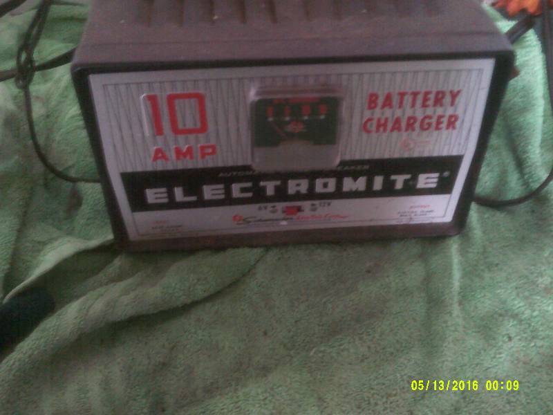 ELECTROMITE 10 AMP BATTERY CHARGER