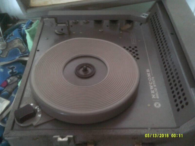 VINTAGE NEWCOMB RECORD PLAYER