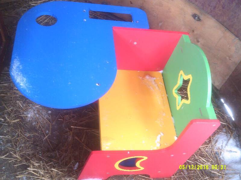 CHILDS DESK AND CHAIR