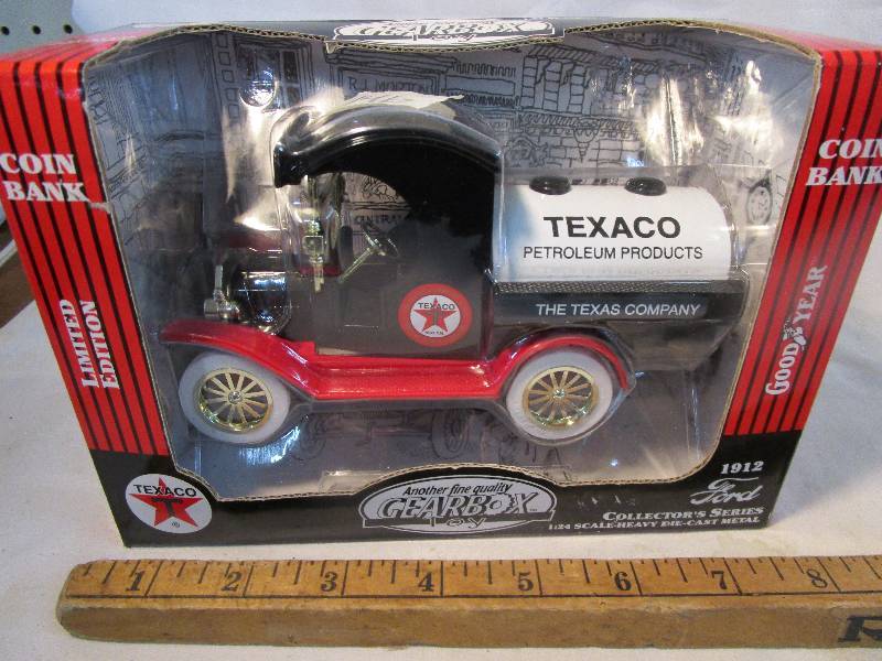 lot 6 image: Texaco, 1912 Ford Oil Tanker, 124th scale. Gearbox #76608