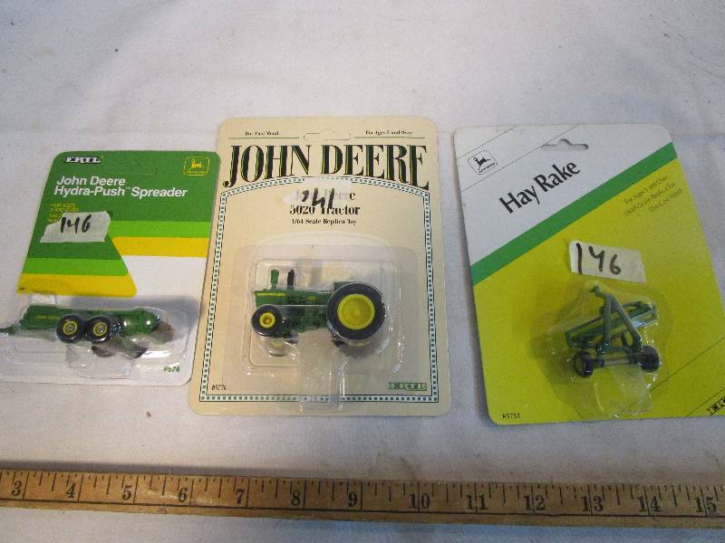 lot 14 image: Three small 164th John Deere farm toys by Ertl. #5776, 5751,574