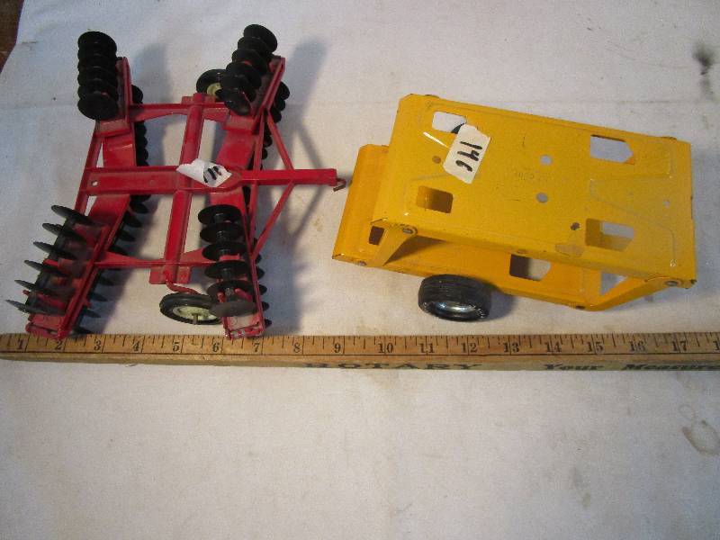 lot 16 image: Interational Disc by Ertl. And Car Hauling Trailer by Ertl. (Yellow)