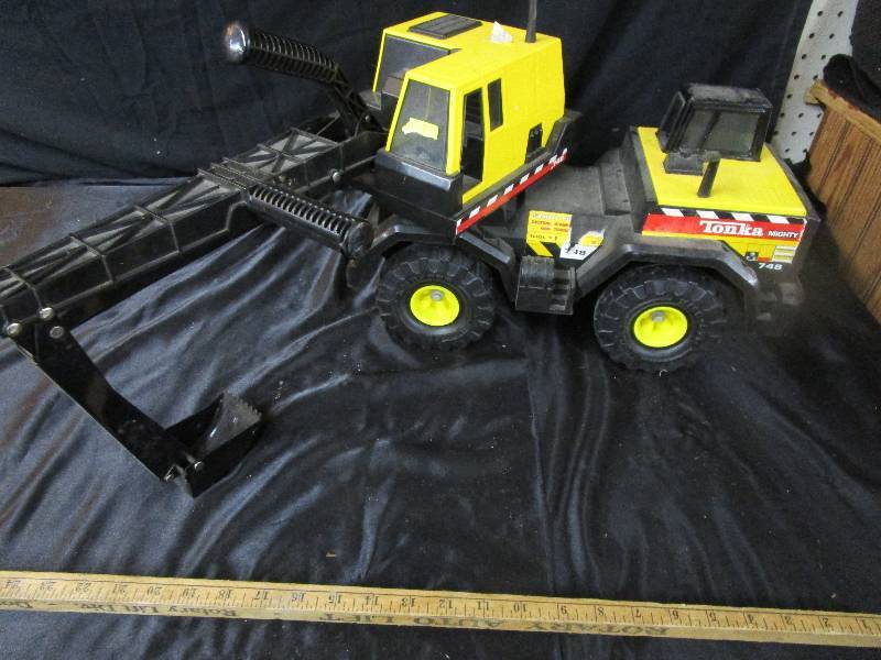 lot 27 image: Backhoe