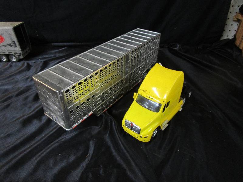 lot 30 image: Peterbilte Semis