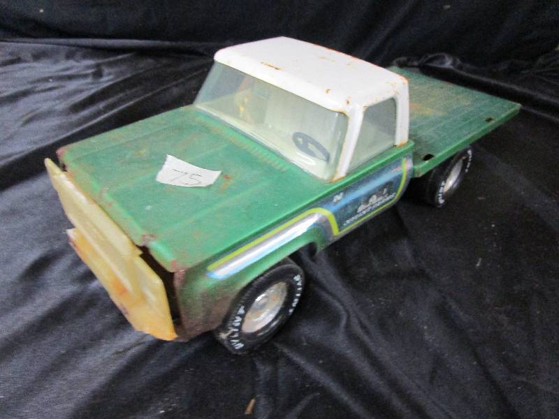 lot 33 image: Green Nylint Farm Truck Metal 75