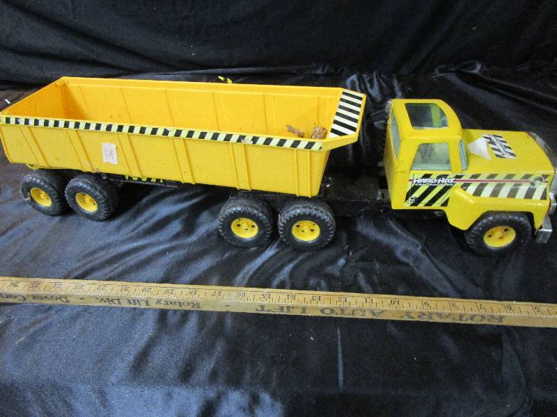 lot 34 image: Metal Truck and Plastic Trailer