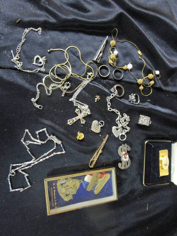 lot 55 image: Various Jewelry