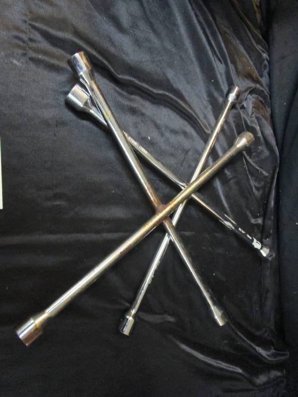 lot 88 image: 2 Tire wrenches