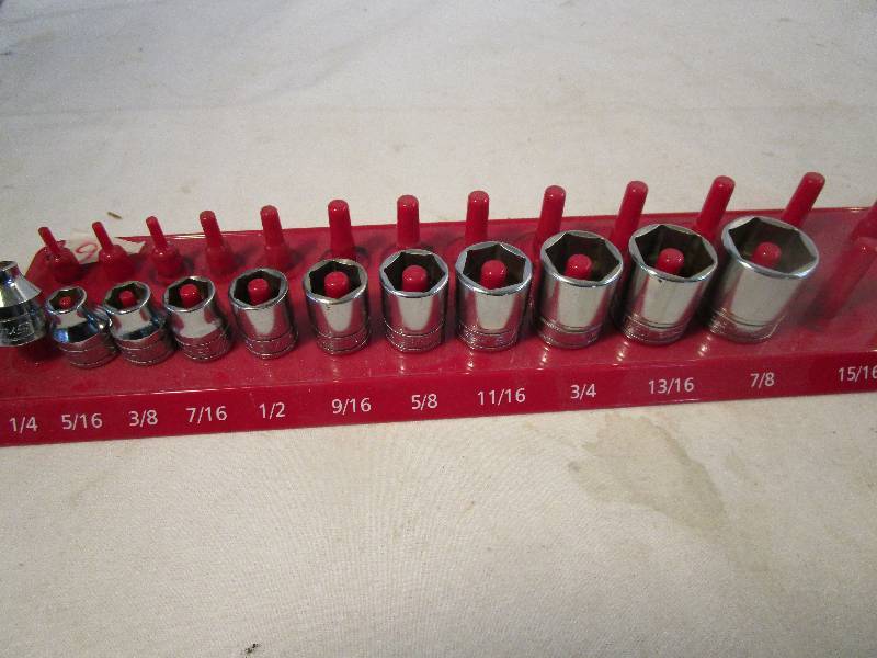 lot 96 image: SNAP ON 38ths inch sockets and KOBALT holder