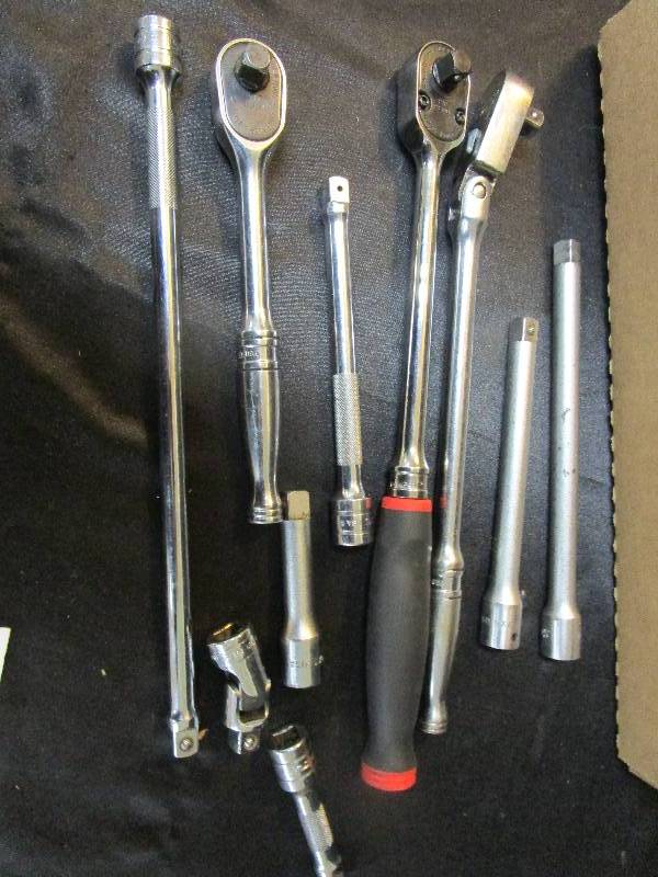 lot 113 image: SNAP-ON 38th inch rachets and extentions