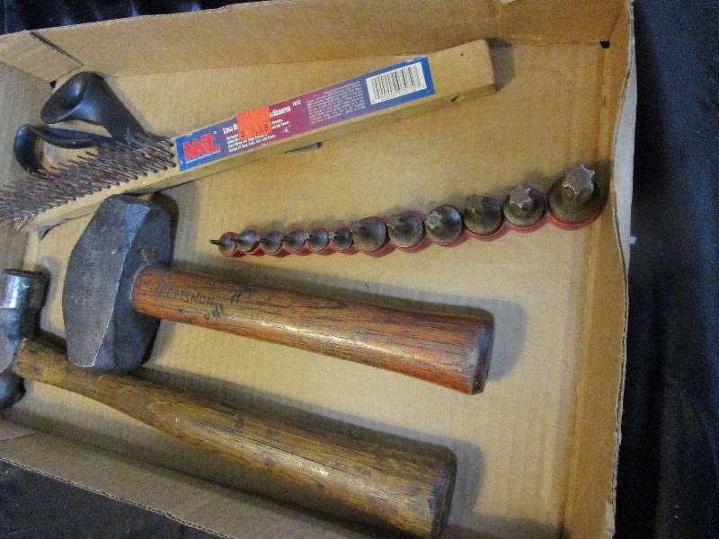 lot 132 image: 38ths inch star driver, wire brush, hammers, scissors