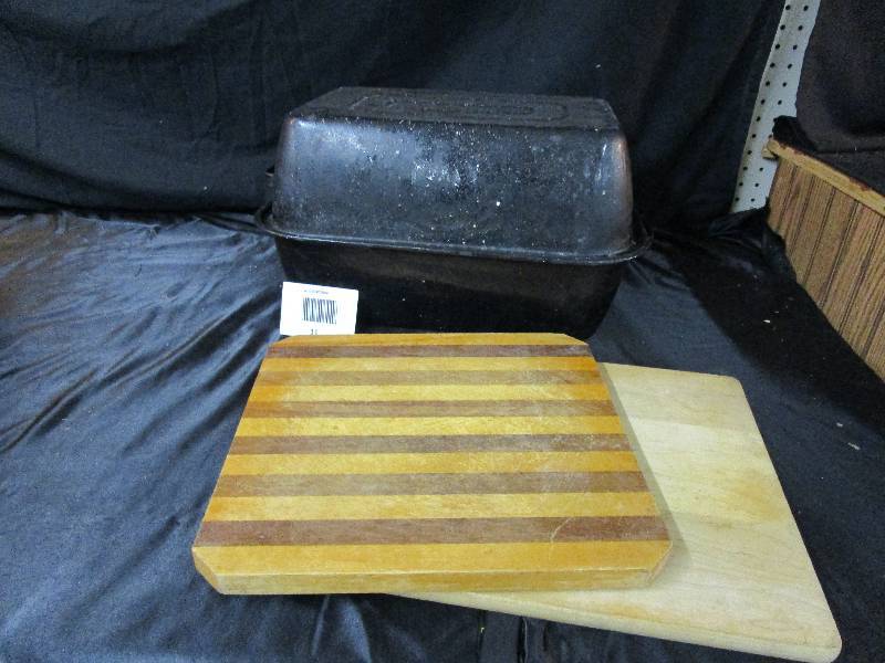 Large Roaster and 2 cutting boards