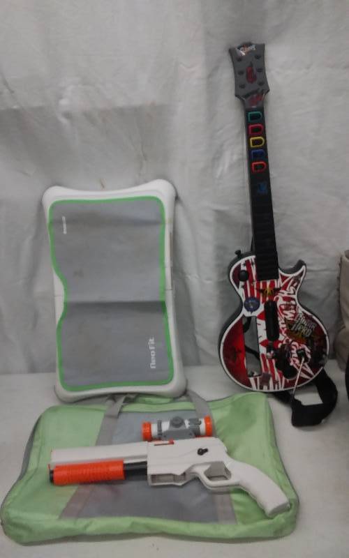Wii Balance Board, Gun & Guitar