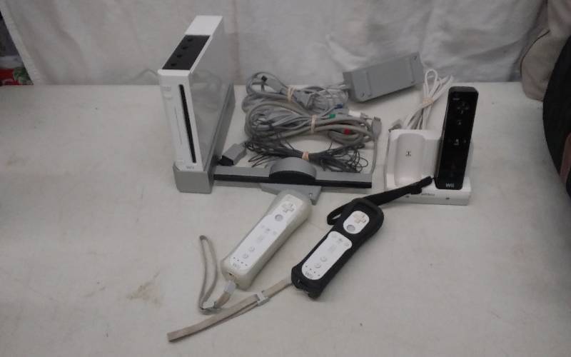 Wii Game Console, 3 Controllers, Cords