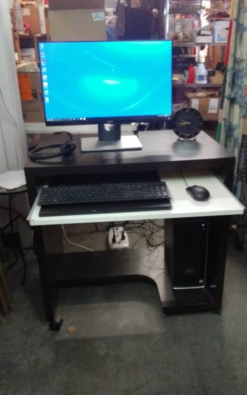 Dell Inspiron Desk Top Computer, 23 Inch Monitor, Mouse & Computer Desk (Works & In Excellent Condition)