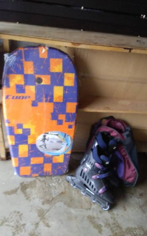 lot 5 image: New Boogie Board, Mens Inline Skates With Travel Bag Size 11