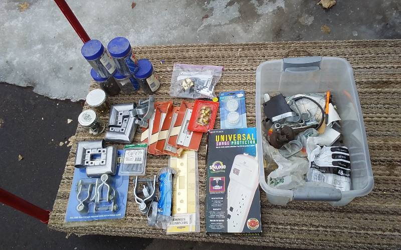 lot 6 image: Lot Of Assorted Hardware