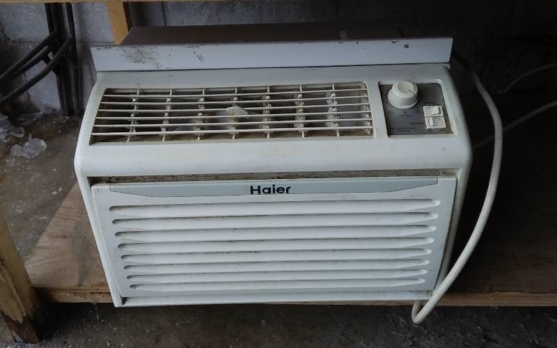 lot 9 image: Haier Window AC Unit 5,000 BTU
