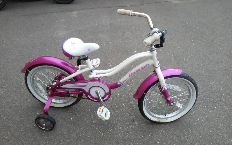 lot 18 image: Raleigh 16 Inch Girls Bike