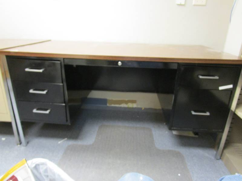 lot 28 image: Desk