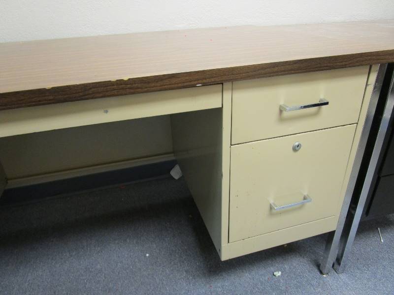 lot 29 image: Desk