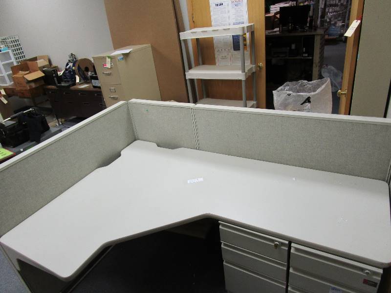 lot 27 image: Cubical Desk w2 File Cab
