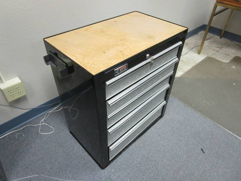 lot 7 image: Gladiator Toolbox
