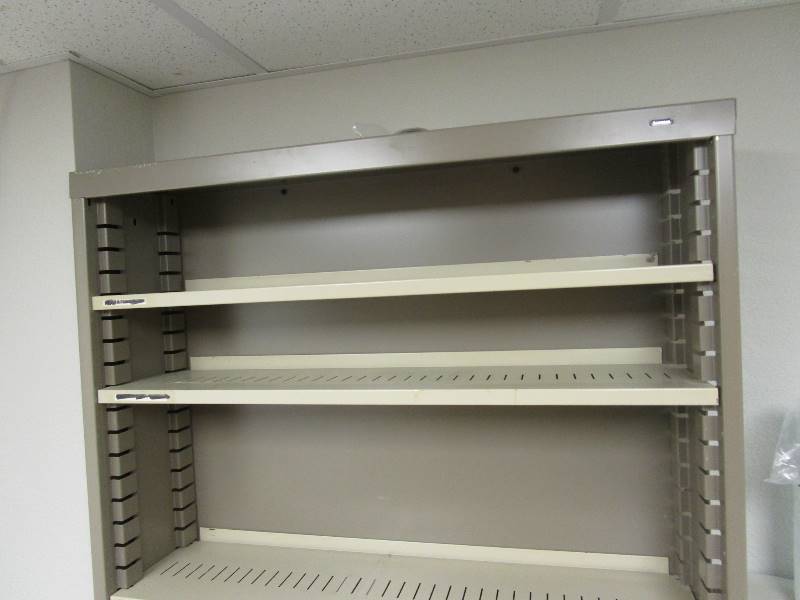 lot 26 image: Metal Rack
