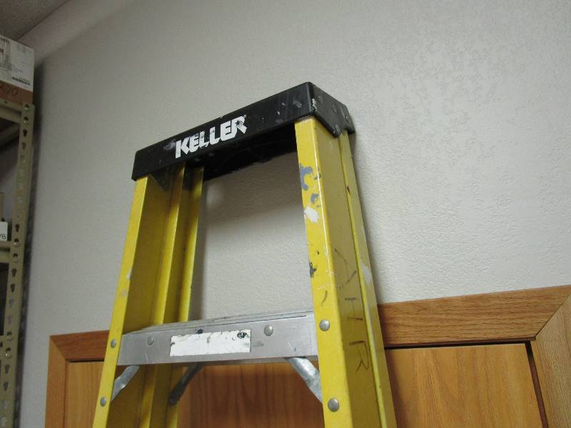 lot 69 image: 8 Fiberglass Step Ladder