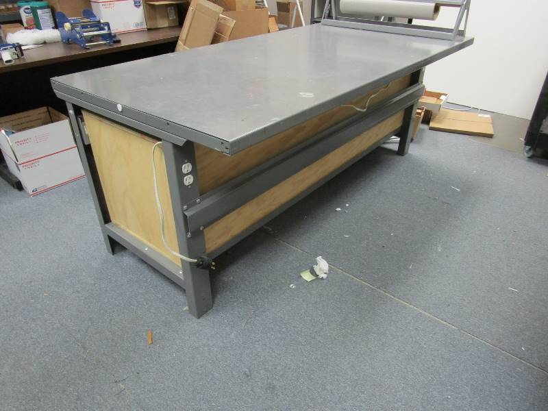 lot 1 image: Shipping Table